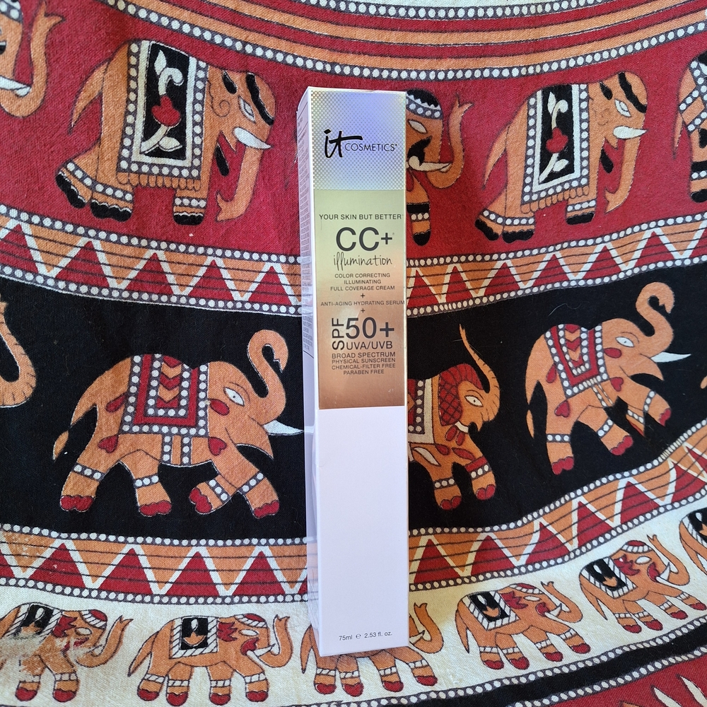 IT Cosmetics CC+ Illumination Daily Sunscreen Foundation SPF 50+ In 03 Light - Picture 7 of 16